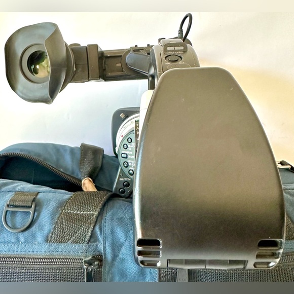 Canon DM-XL1A MiniDV 3CCD Digital 16x Optical Zoom XL 5.5-88MM Video Camcorder - Picture 7 of 17